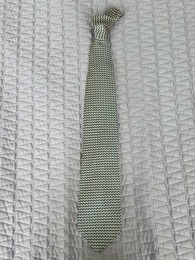 Geoffrey Beene Chevron Silk  Tie in Yellow and Navy